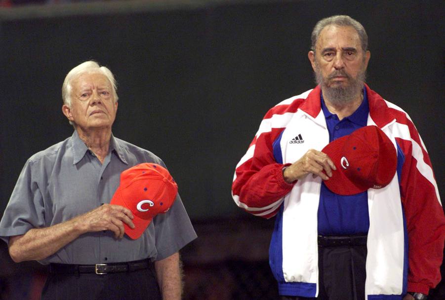 Jimmy Carter e Fidel Castro in piedi durante l&#39;inno cubano all&#39;Estadio Latinoamericano de L&#39;Avana. REUTERS